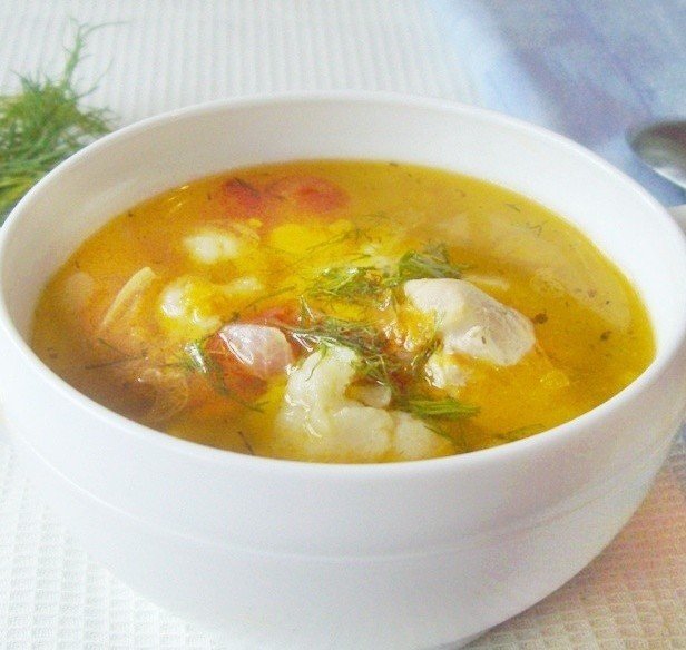 Куриный суп с цветной капустой и помидорами