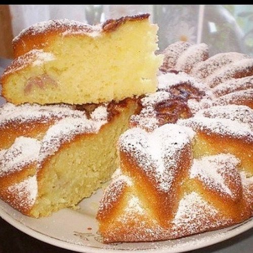 Манник на кефире со сливами